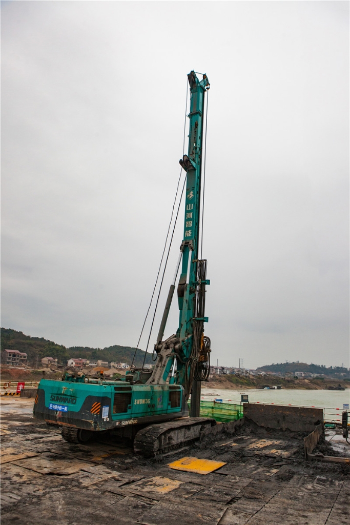 水下钻孔80米，尊龙凯时ag智能旋挖钻机震撼施工时势