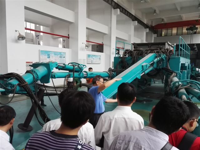 鹤发银丝映日月，赤心热血沃新花