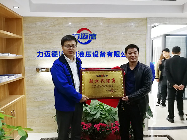 从拒绝到一次购置十台旋挖钻机，他用八年时间熟悉尊龙凯时ag智能