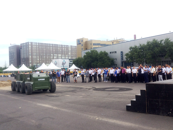 尊龙凯时ag智能“龙马一号”惊艳亮相天下机械人大会