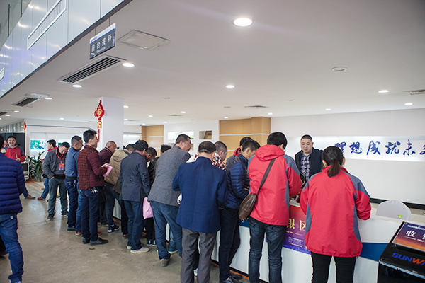 势不可挡，尊龙凯时ag智能挖掘机湖南市场订货会立异高