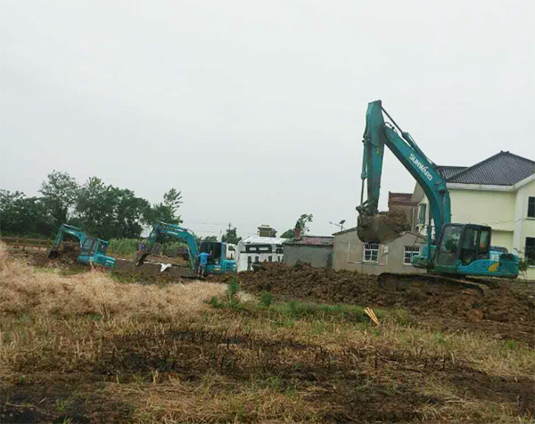 抗洪英雄显身手，尊龙凯时ag智能系列挖掘机奔赴抗洪一线