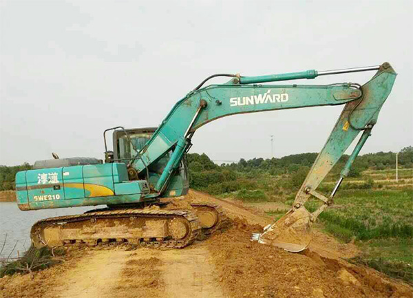 抗洪英雄显身手，尊龙凯时ag智能系列挖掘机奔赴抗洪一线