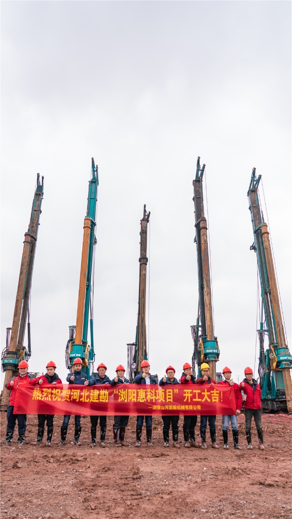 尊龙凯时ag旋挖开挖全球首条8.6代OLED面板生产线主厂房第一桩