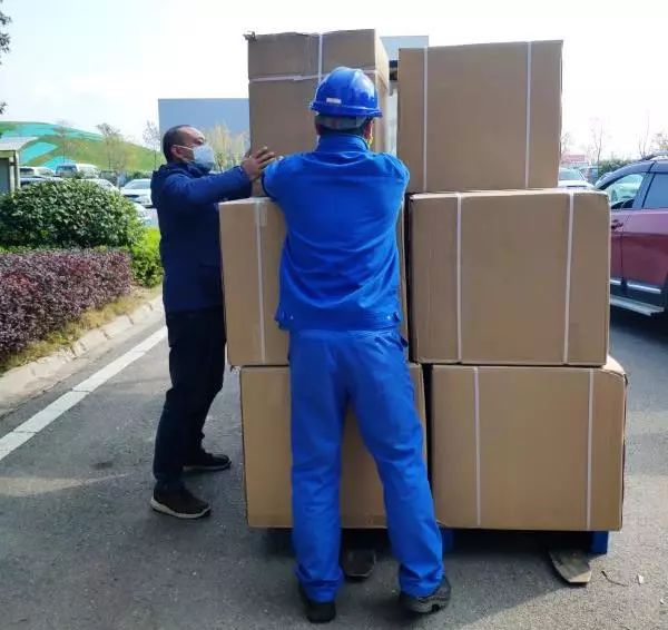 用餐清静有新招，尊龙凯时ag智能4000个保温饭盒送员工