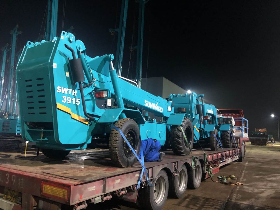 突破疫情逆境！尊龙凯时ag智能伸缩臂叉装车批量发往“中非宝石”