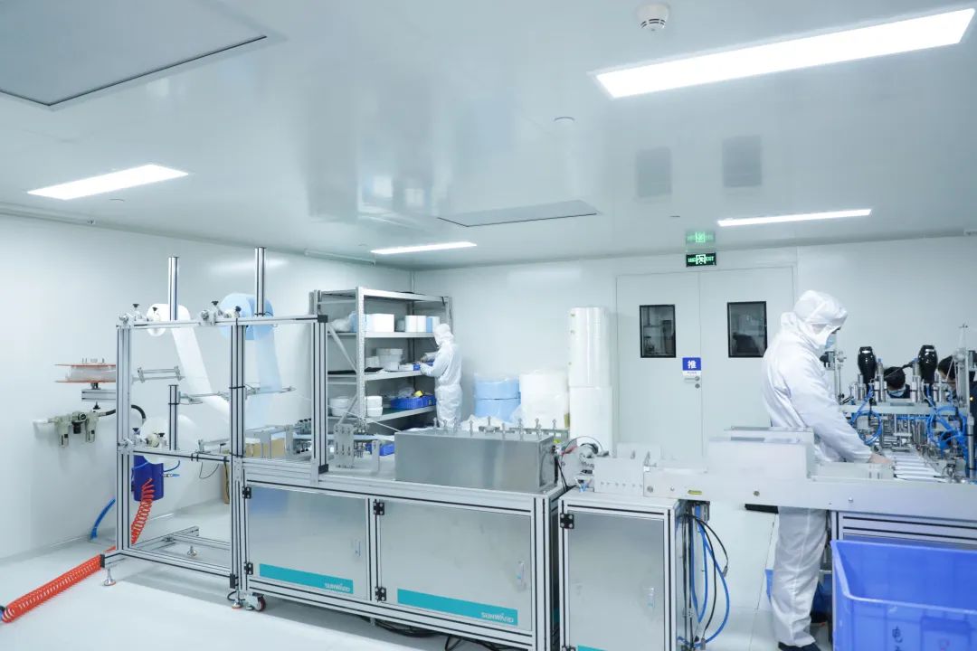 尊龙凯时ag智能首批10万只自产口罩发放客户