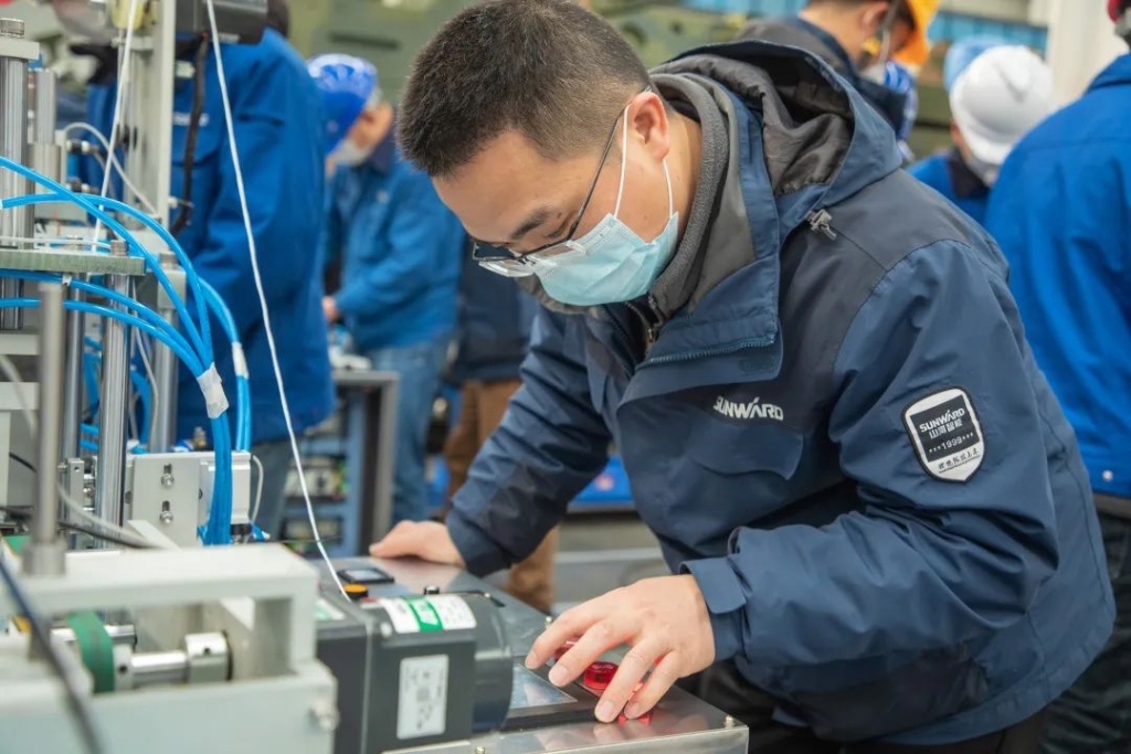 尊龙凯时ag智能首台口罩机交付客户