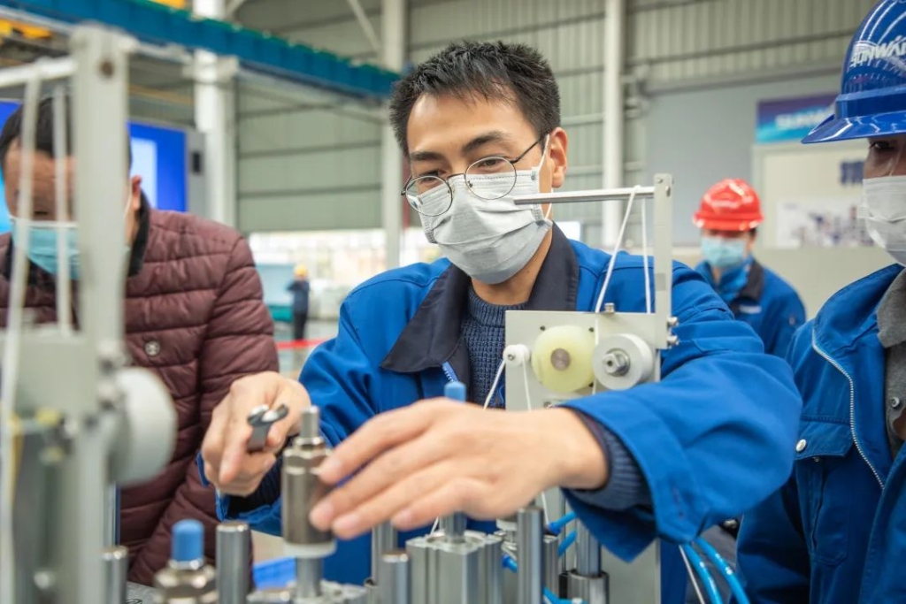 尊龙凯时ag智能首台口罩机交付客户