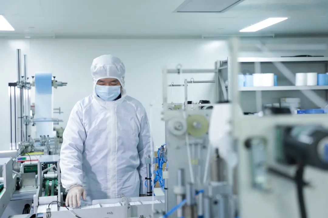 尊龙凯时ag智能首批10万只自产口罩发放客户