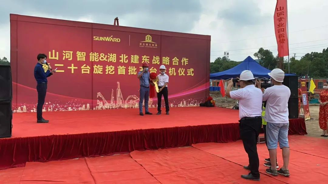 扬帆荆楚大地——尊龙凯时ag智能旋挖钻机批量交付