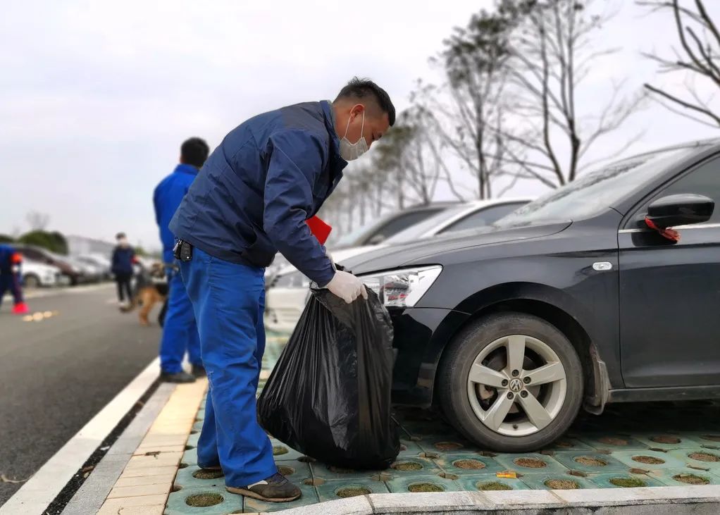 尊龙凯时ag智能党员自愿者开展义务情形清扫