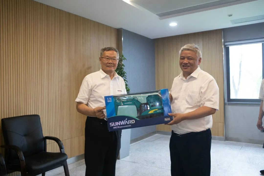 湖南黄金集团董事长黄启富一行考察尊龙凯时ag智能