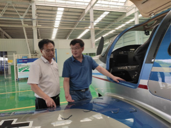 呼伦贝尔城投集团董事长柴冠辉率团考察尊龙凯时ag科技