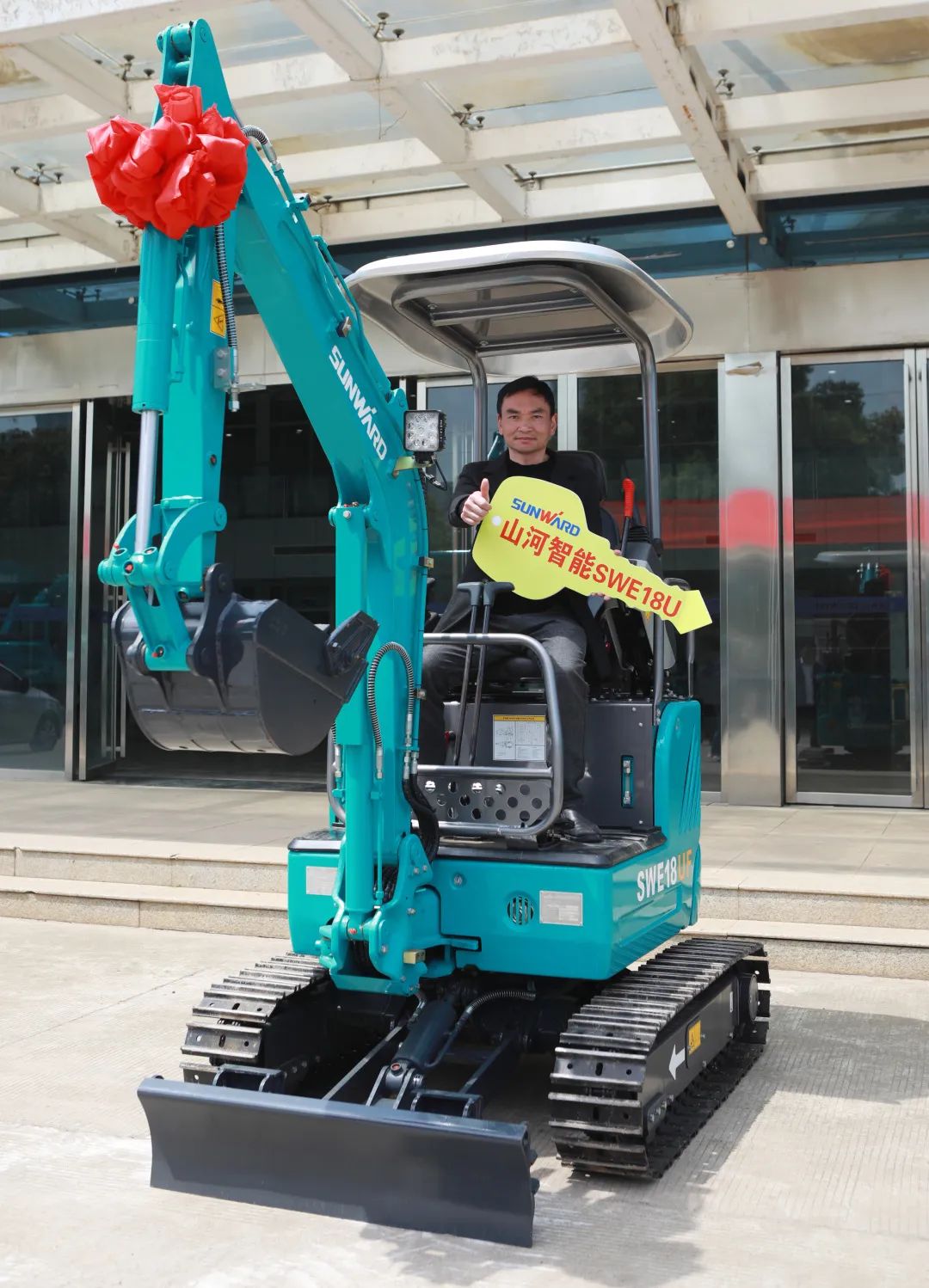 赠机仪式如约而至，尊龙凯时ag智能与您偕行