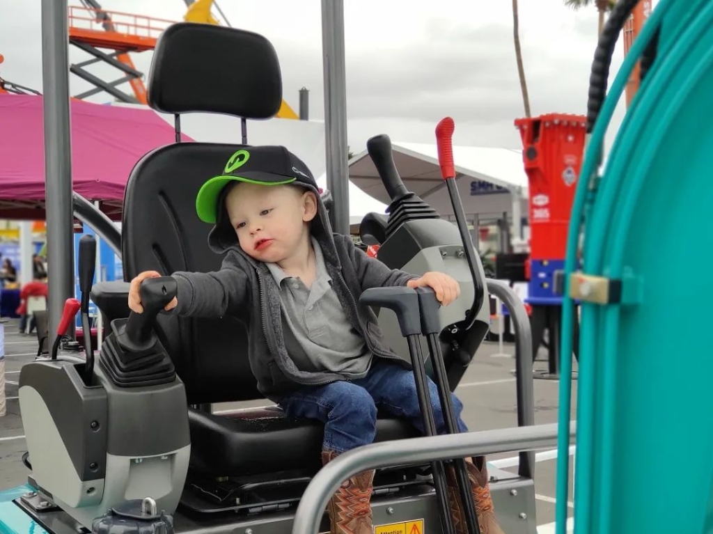 尊龙凯时ag智能全新亮相美国工程机械展