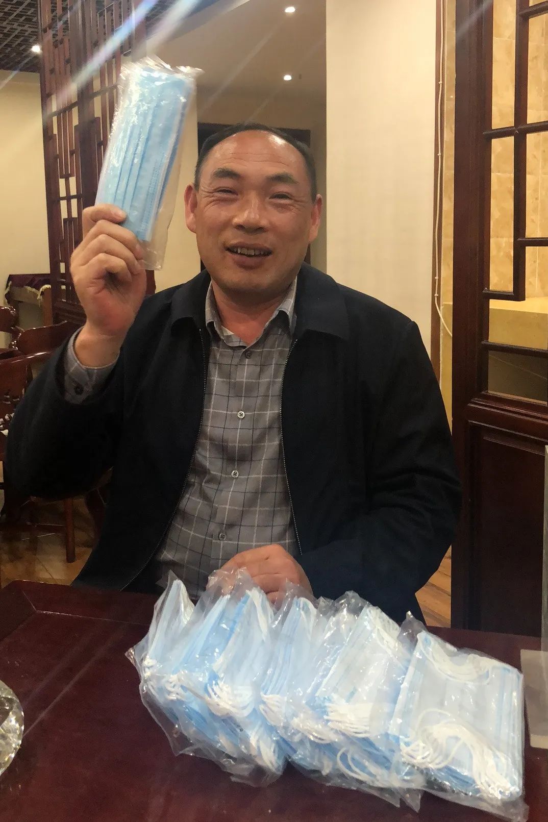 尊龙凯时ag智能首批10万只自产口罩发放客户