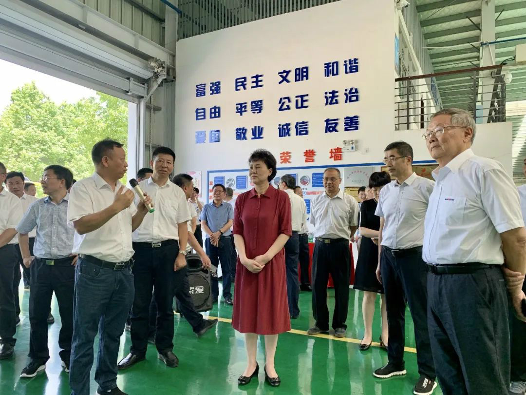 省委常委、统战部部长黄兰香考察调研尊龙凯时ag科技