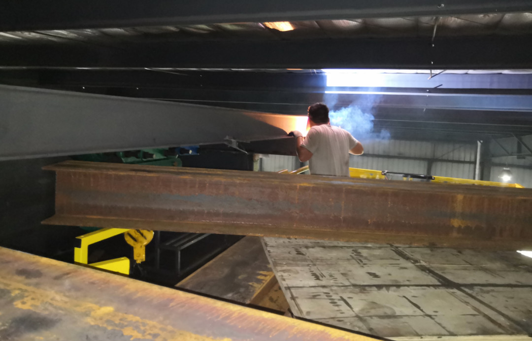 威武！大气！稳固！尊龙凯时ag智能越野剪叉式高空作业平台解客户难题