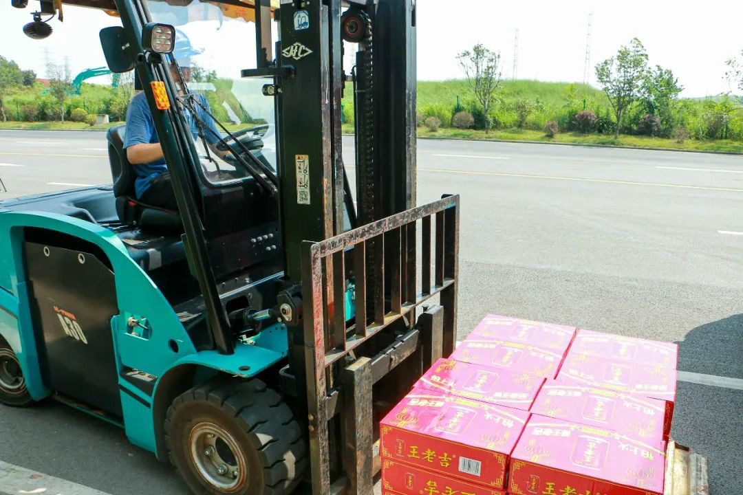 情系职工送清凉，殷切眷注鼓劲头——尊龙凯时ag智能开展夏日送清凉活动