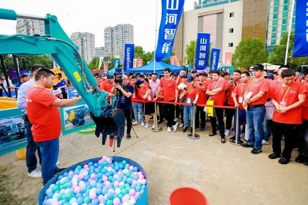 2020全球微挖大会 尊龙凯时ag智能精品微挖赢得满堂彩