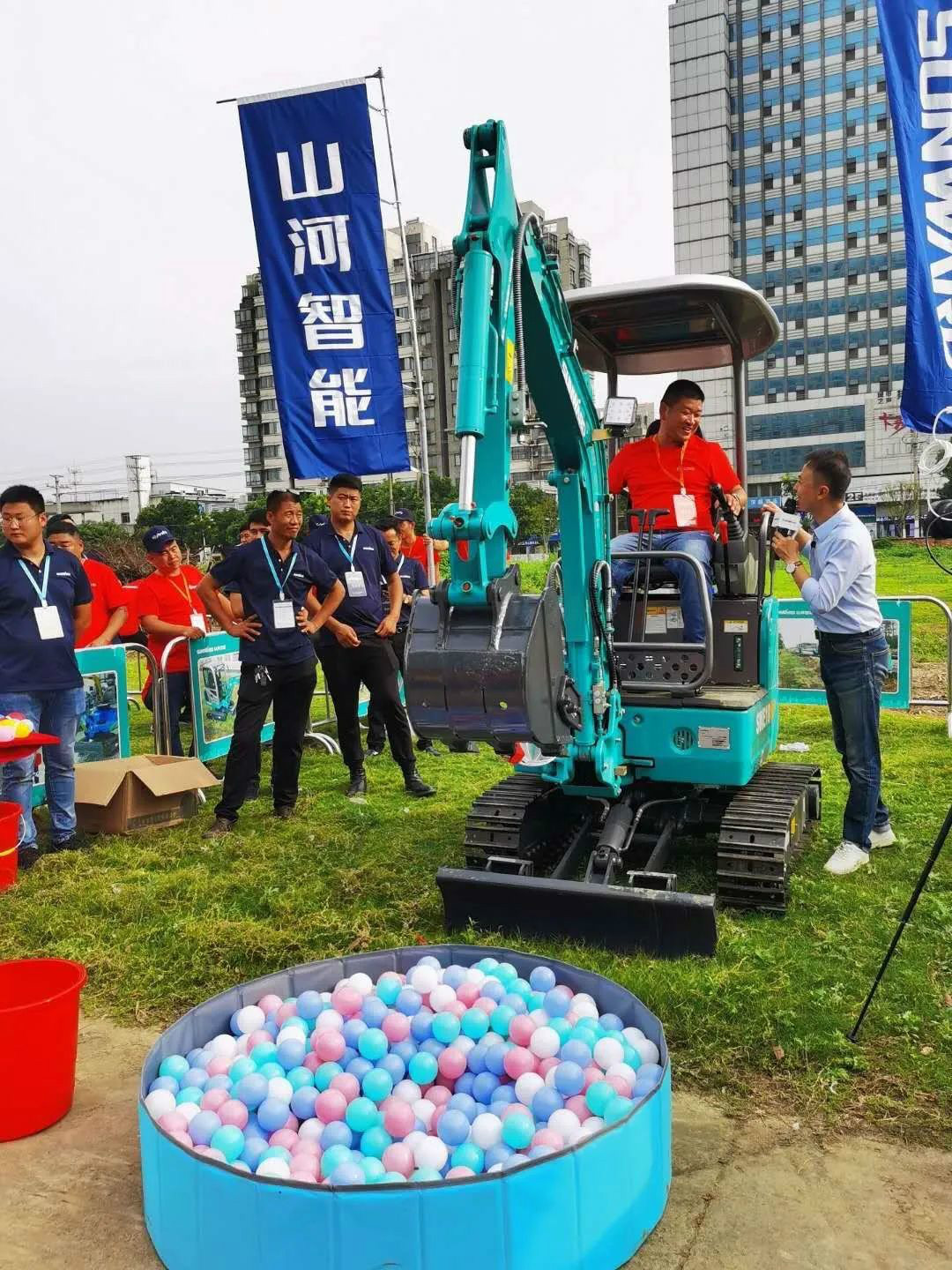 2020全球微挖大会 尊龙凯时ag智能精品微挖赢得满堂彩