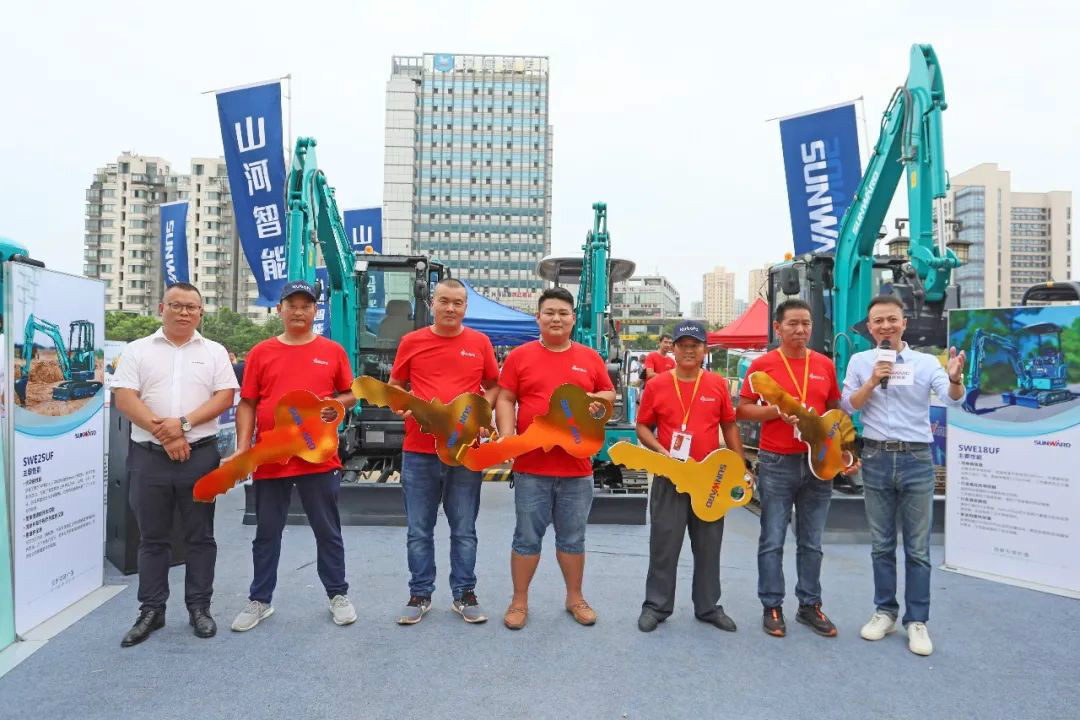 2020全球微挖大会 尊龙凯时ag智能精品微挖赢得满堂彩