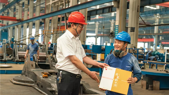 万力集团“送清凉”活动，慰问一线员工