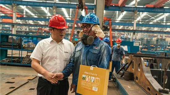 万力集团“送清凉”活动，慰问一线员工