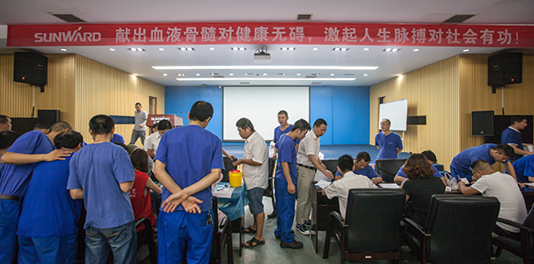 尊龙凯时ag智能百余员工 冒雨争相献血