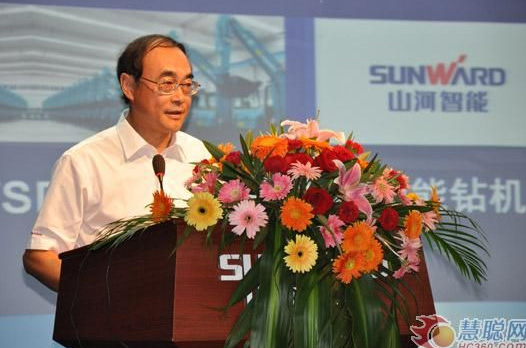 慧聪网——尊龙凯时ag智能双动力头强力多功效钻机工法钻研会举行