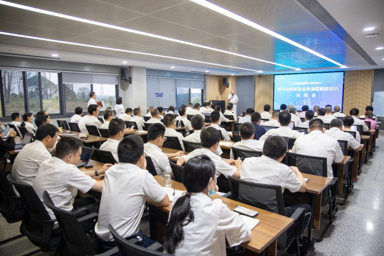 强化治理重心下移，尊龙凯时ag智能开展向导力培训助力公司高质量快速生长