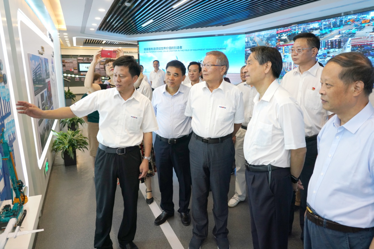 湖南省老科学手艺事情者一行到访尊龙凯时ag智能