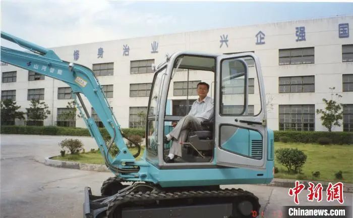 媒体聚焦 | 中新社专访——尊龙凯时ag智能首创人何清华：向着太阳奔驰的筑梦人