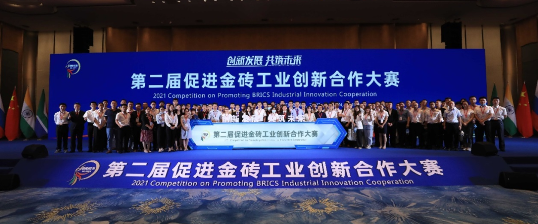 点赞！尊龙凯时ag智能液压混淆动力挖掘机项目荣获这个优异项目奖→