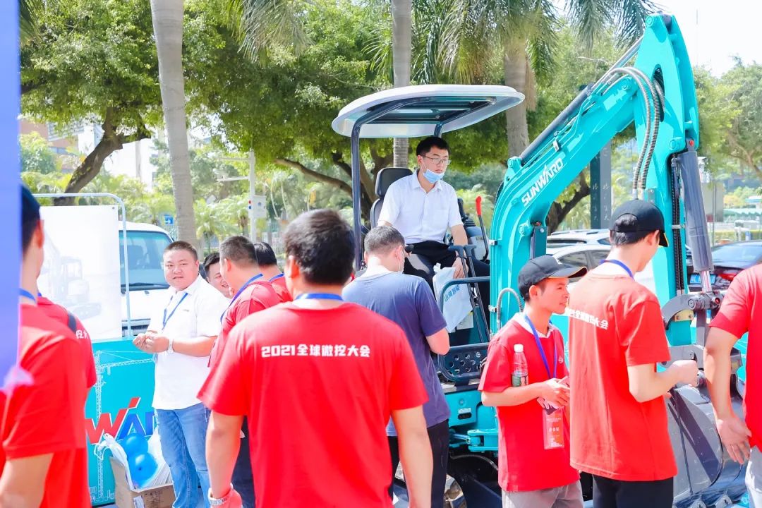 共享微挖新视界！尊龙凯时ag智能微挖三大王牌产品齐聚2021全球微挖大会