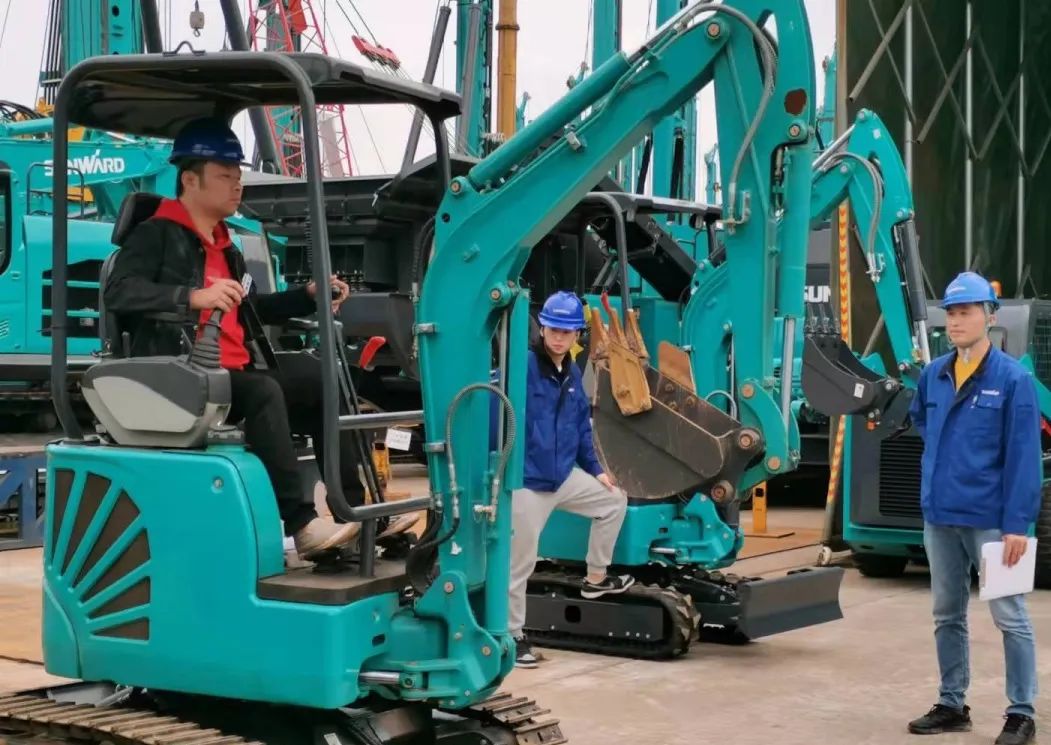 一起来“找茬”！10位“超等体验官”试驾尊龙凯时ag智能最新“F系列”挖掘机