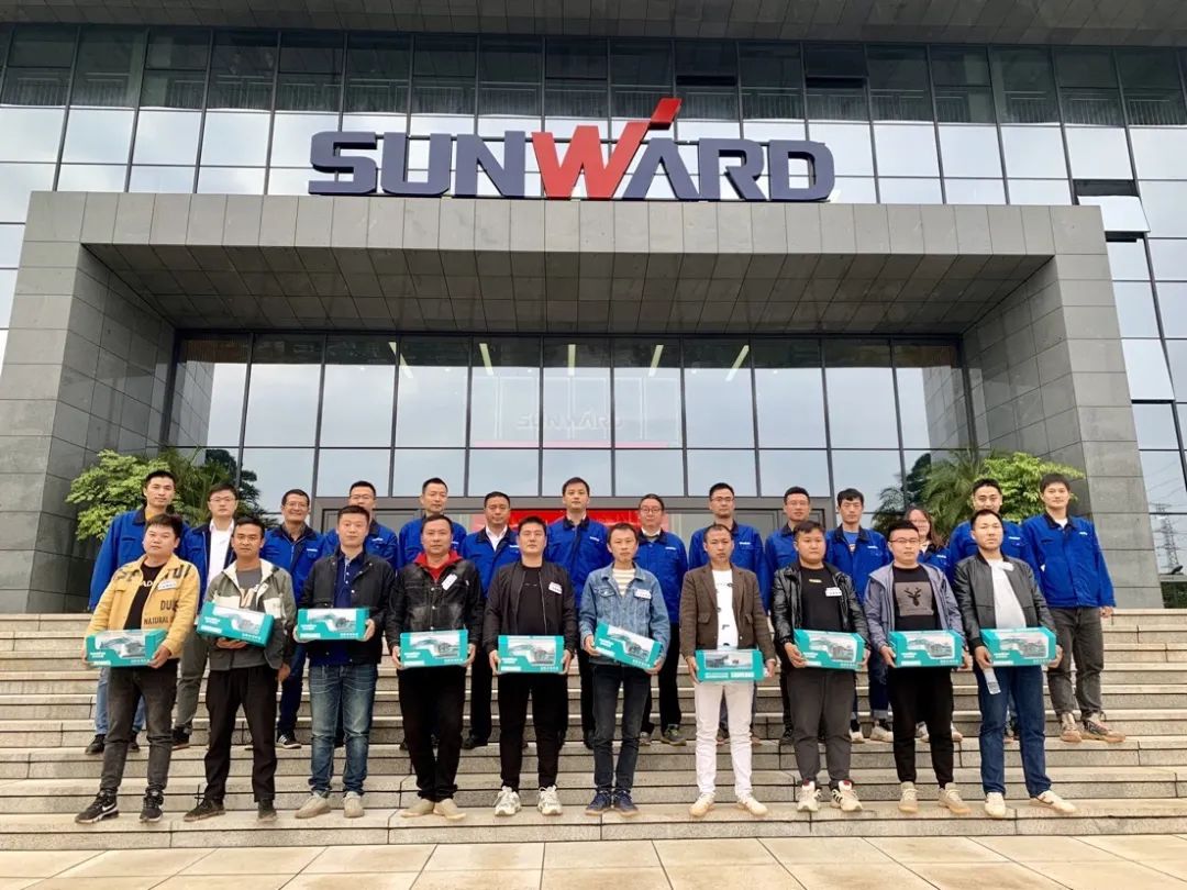 一起来“找茬”！10位“超等体验官”试驾尊龙凯时ag智能最新“F系列”挖掘机