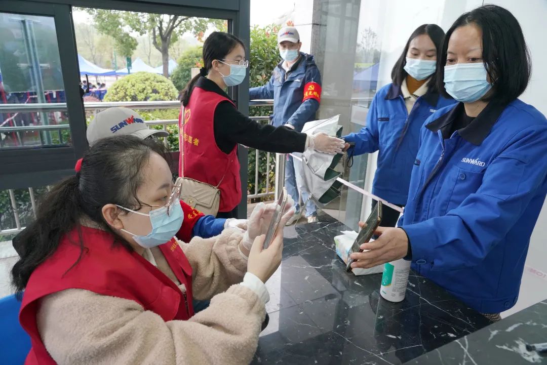 采样完成率近100%！尊龙凯时ag智能第一时间开展全员核酸检测，包管清静生产