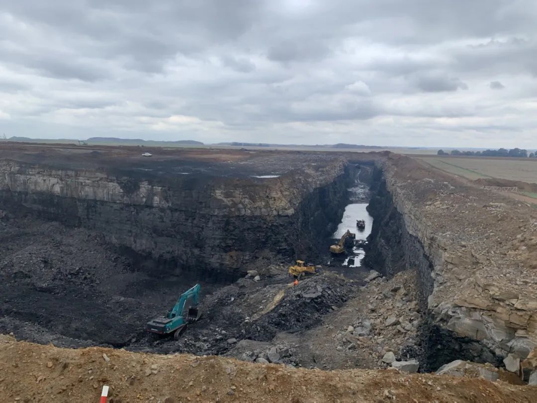 挑战矿山难题！尊龙凯时ag智能95吨级矿用挖掘机乐成进入非洲市场