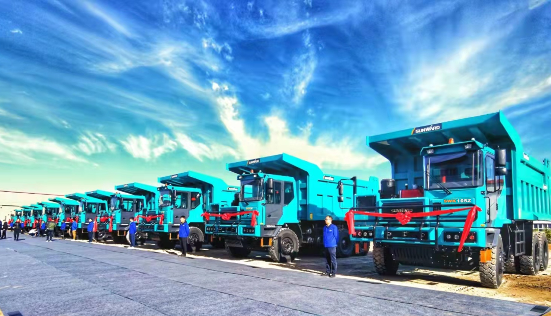 高设置、智能化……尊龙凯时ag智能高端定制AT版105吨级宽体矿卡乐成下线