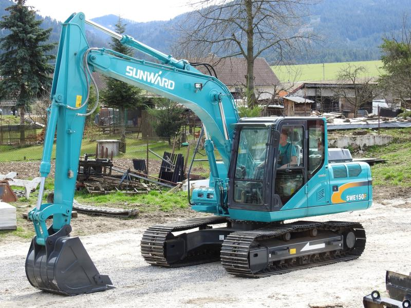 一辆中型的挖掘机的价钱是几多？