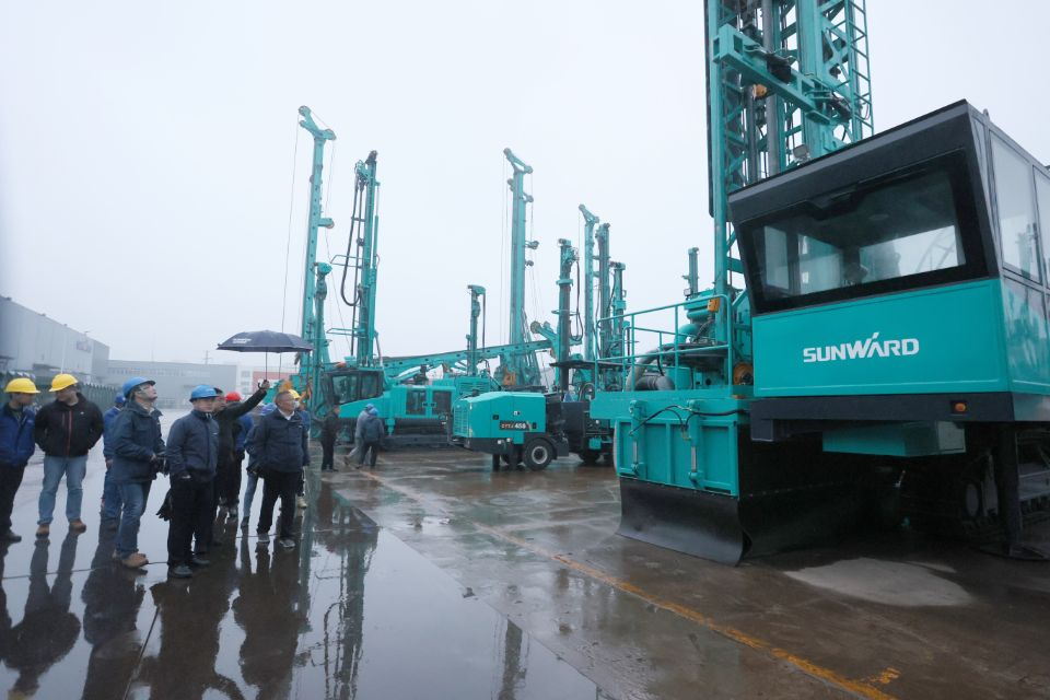 两种钻进模式+更大扭矩！尊龙凯时ag智能自主研制的全液压牙轮钻机下线