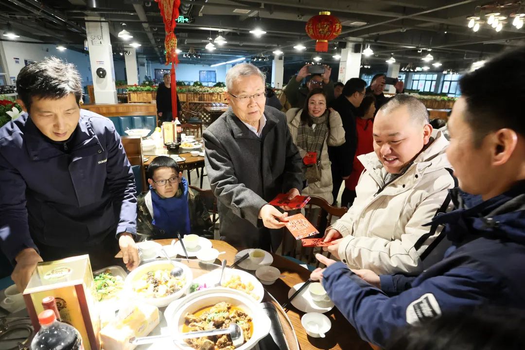尊龙凯时ag智能董事长何清华与留厂员工一起过大年！