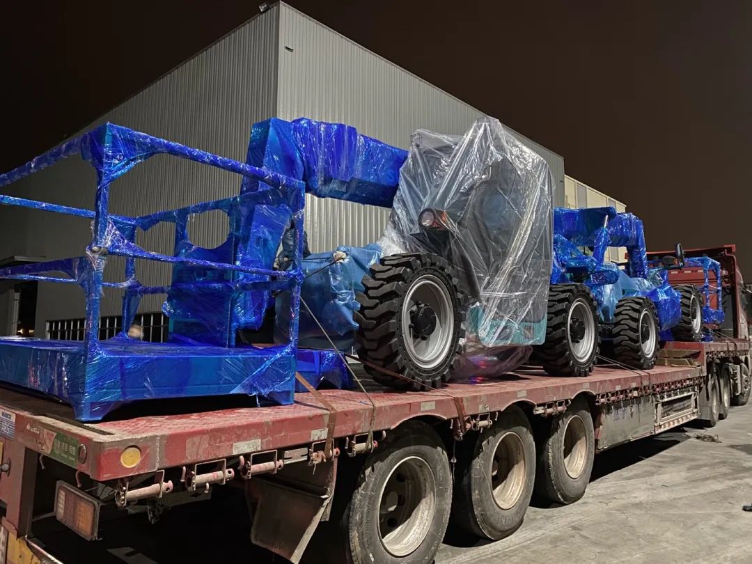 伸缩臂叉装车发往塞尔维亚！尊龙凯时ag智能一连助力“一带一起”建设