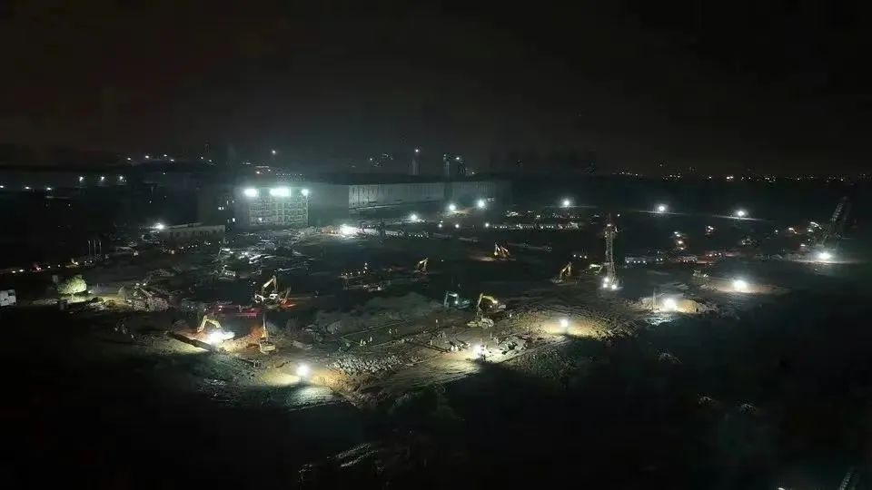 冲锋一线显继续！尊龙凯时ag智能挖掘机助力长沙方舱医院建设