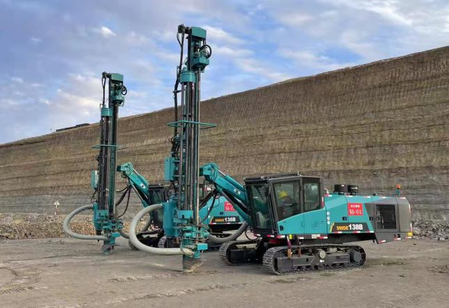 携手战边疆！尊龙凯时ag智能潜孔钻机助力弘大爆破新疆奇台项目建设