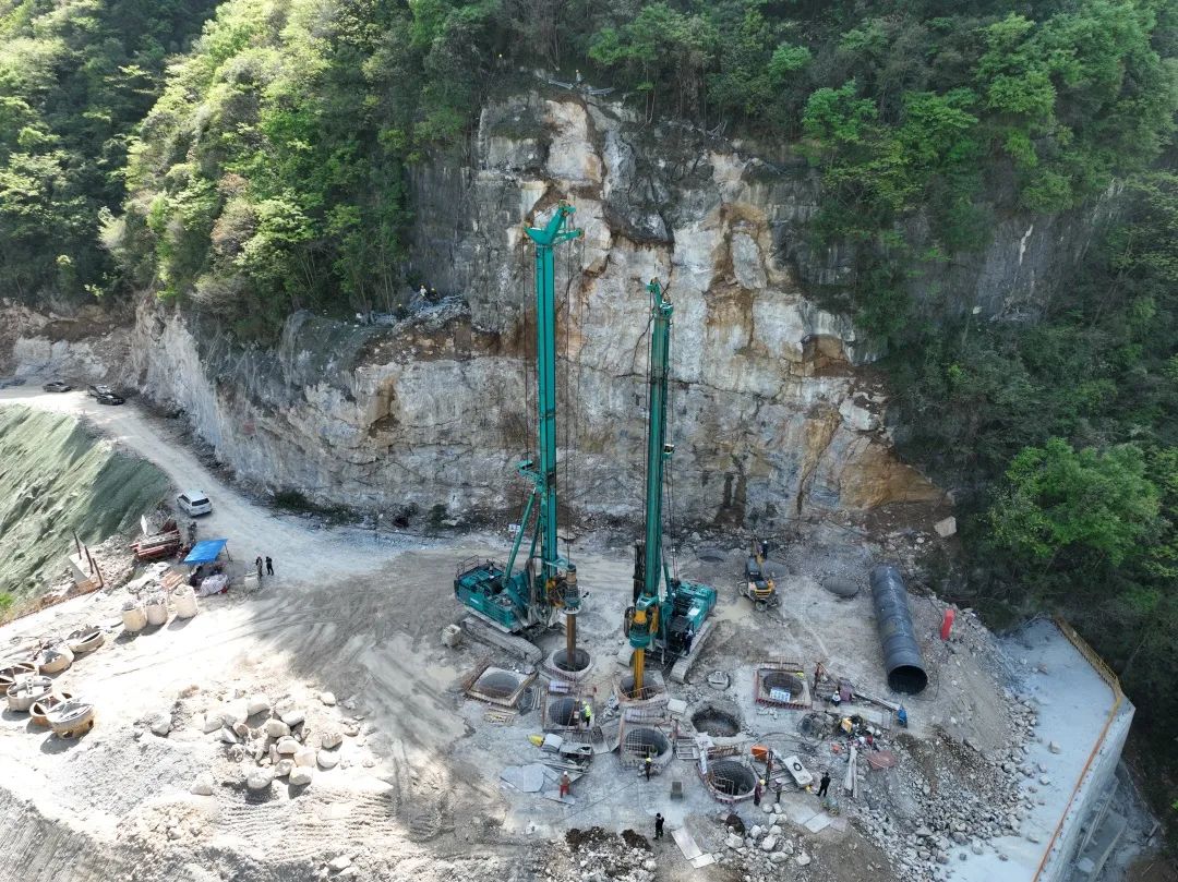 展现施工“奇效”！尊龙凯时ag智能旋挖钻机强势助力炉慈高速公路建设