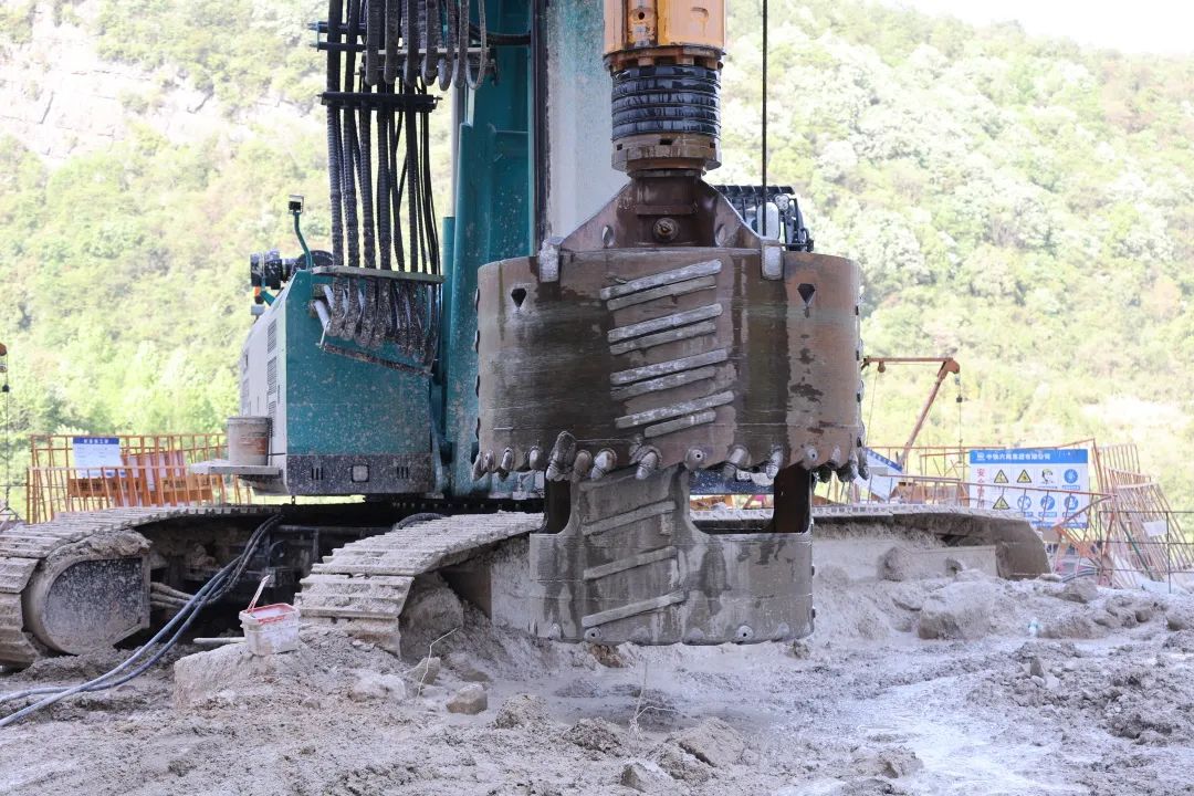 展现施工“奇效”！尊龙凯时ag智能旋挖钻机强势助力炉慈高速公路建设