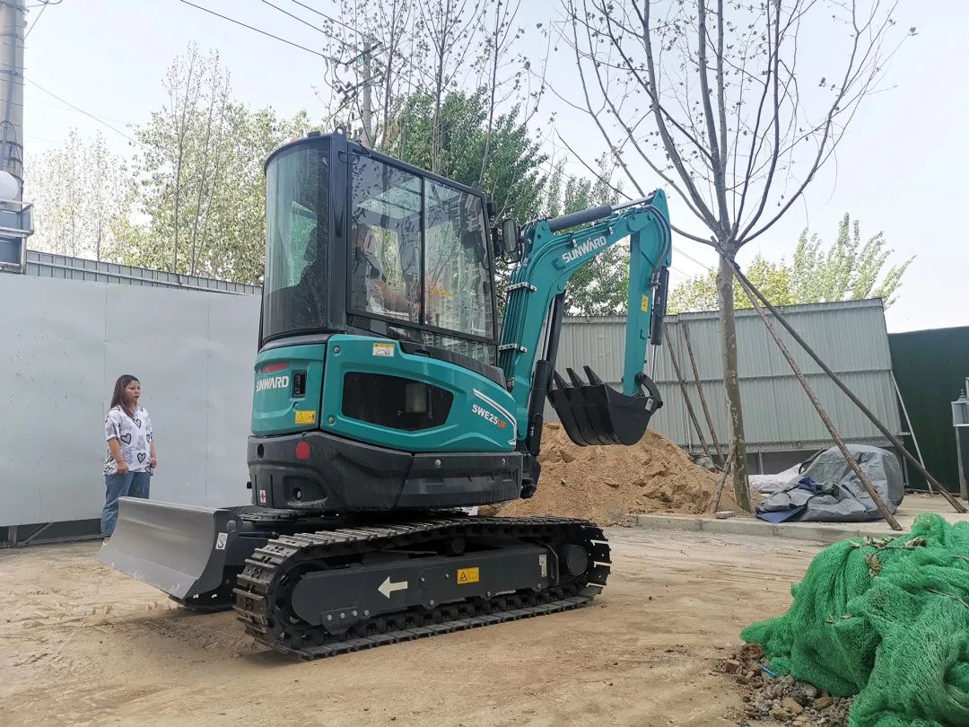 冲、冲、冲！带您感受尊龙凯时ag智能挖掘机火热交机时刻